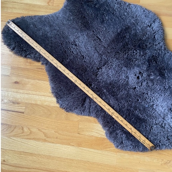 Mon Chateau Charcoal Faux Fur Sheepskin Rug - Picture 7 of 8